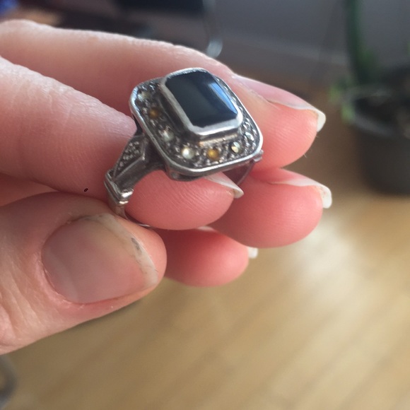 Vintage Sterling Silver Ring with Black Stone - Picture 4 of 5